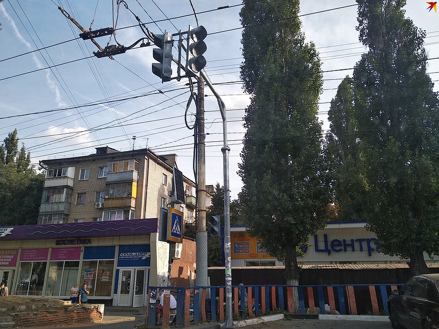 Светофор на остановке "Космонавтов" заработает не раньше, чем через месяц