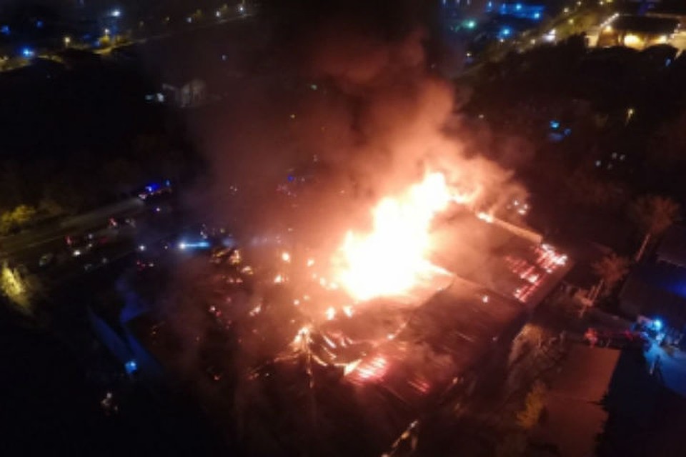 Пожар в мебельном центре в Иркутске: сгоревшее здание проходило проверку в 2016 году. Фото: ГУ МЧС России по Иркутской области.