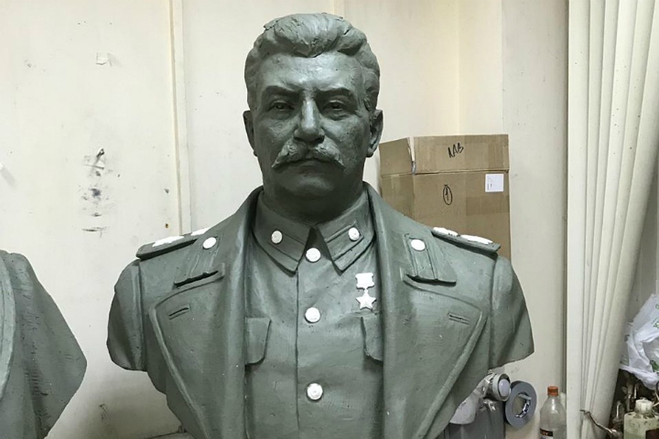 Родственники пересчитали ордена у Маршалов Победы, которых установят в Комсомольске-на-Амуре. Фото КГБУ «Комсомольская-на-Амуре набережная реки Амур».