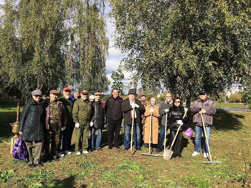 На субботнике в комсомольском сквере 29 сентября. Фото: оргкомитет "Комсомол 100"