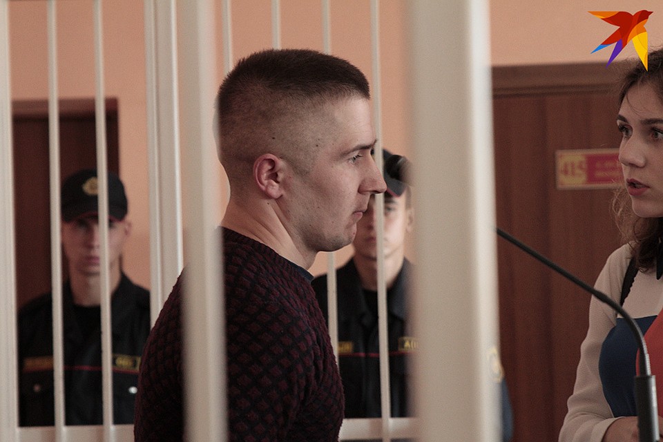 На скамье подсудимых двое обвиняемых - прапорщики Павел Суковенко и Артур Вирбал.