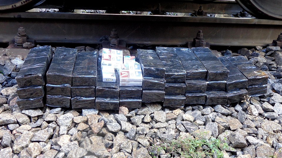Пограничники в Себеже снова нашли контрабандные сигареты в вагоне товарного поезда.