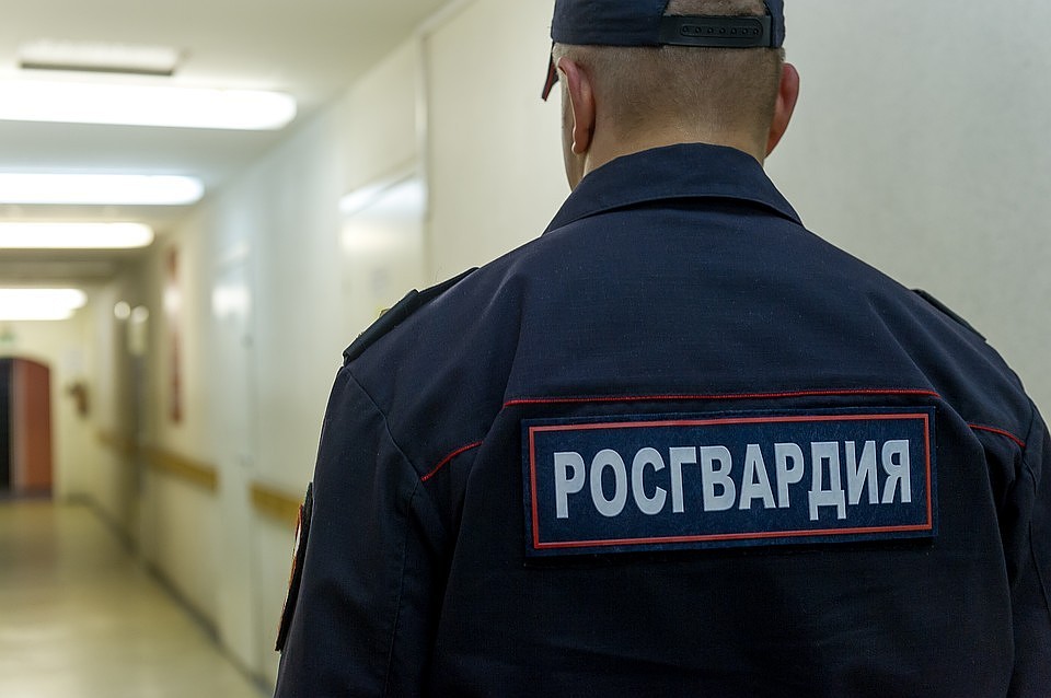 В Анжеро-Судженске пьяный мужчина проник на территорию школы и стал ругаться матом