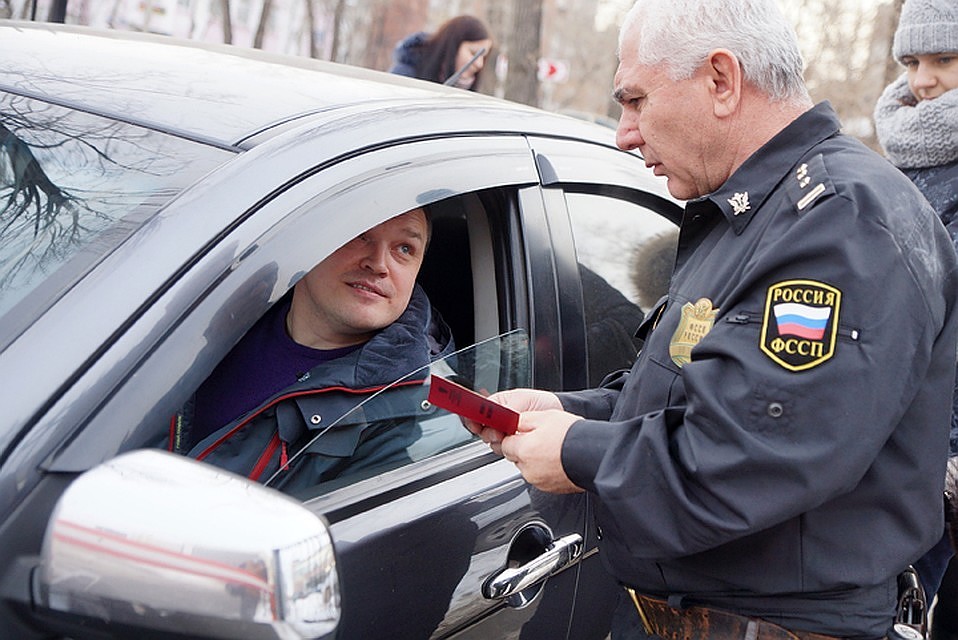 Должник приехал к судебным приставам на личном авто, и те арестовали машину