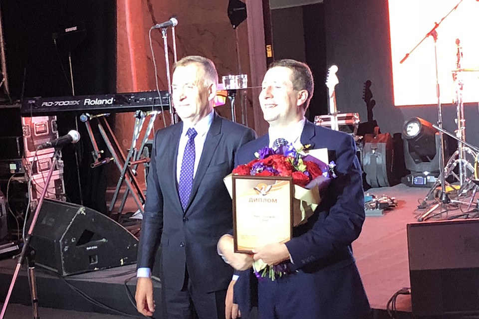 Юрий Клюев (справа) стал пятым призером конкурса "Учитель года России" 2018.