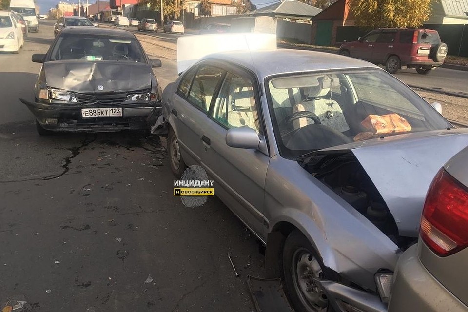 В Дзержинском районе собрался паровозик из трех машин. Фото: "Инцидент. Новосибирск".