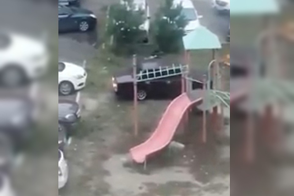 «Выбраться любой ценой»: запертый на парковке водитель выехал через детскую площадку в Арзамасе
