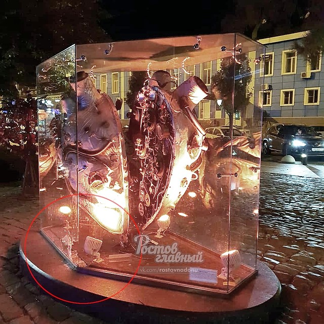 В соцсетях предполагают, что они хотели стащить таким образом деньги, которые бросали туристы Фото: группа Вконтакте "Ростов Главный".
