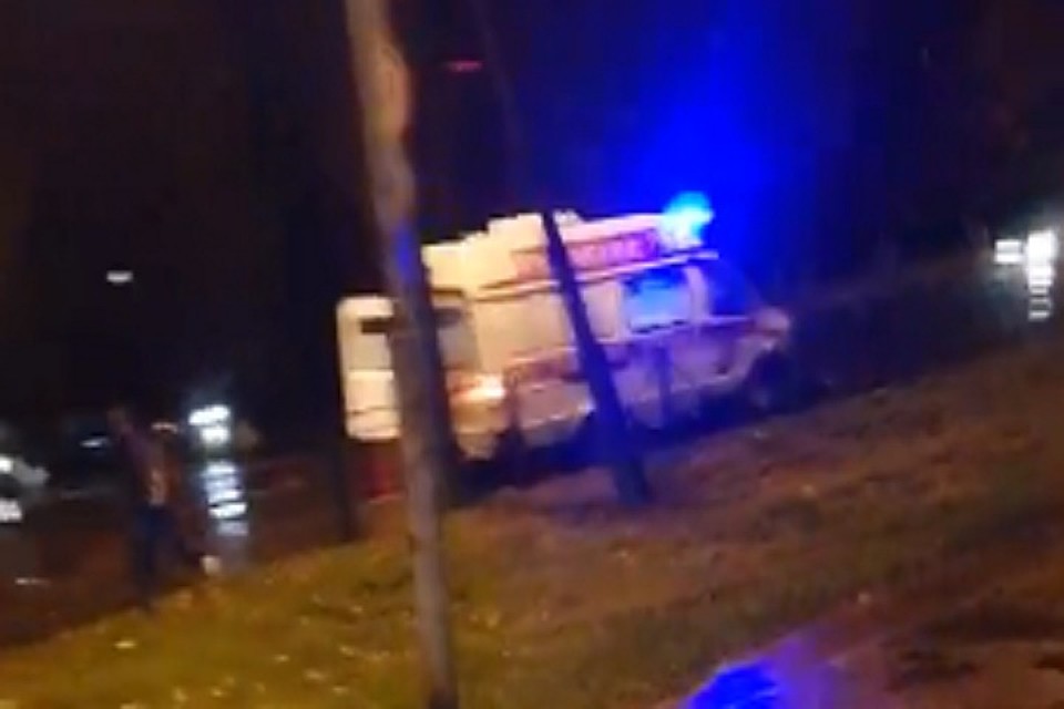 В Пскове на пересечении Рижского проспекта и улицы Народной легковая машина врезалась в скорую помощь. Фото очевидцев.