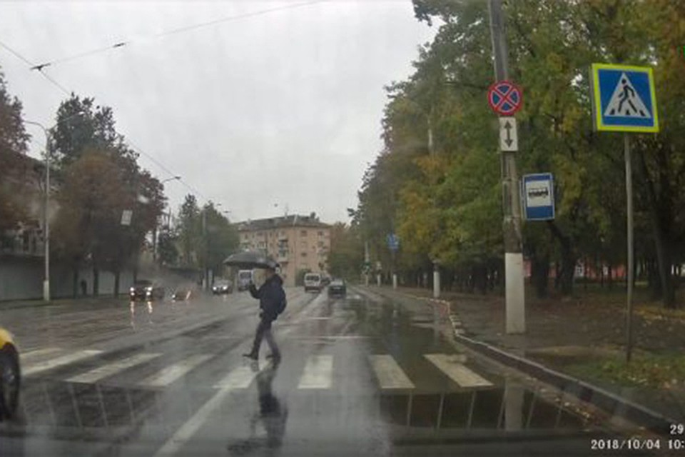 Автомобиль такси чуть не сбил ребенка на пешеходном переходе в Витебске. Фото: кадр из видео.