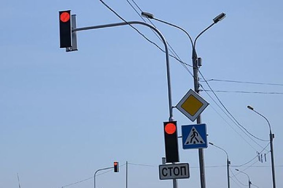 К 1 сентября светофоры у школ не установили.