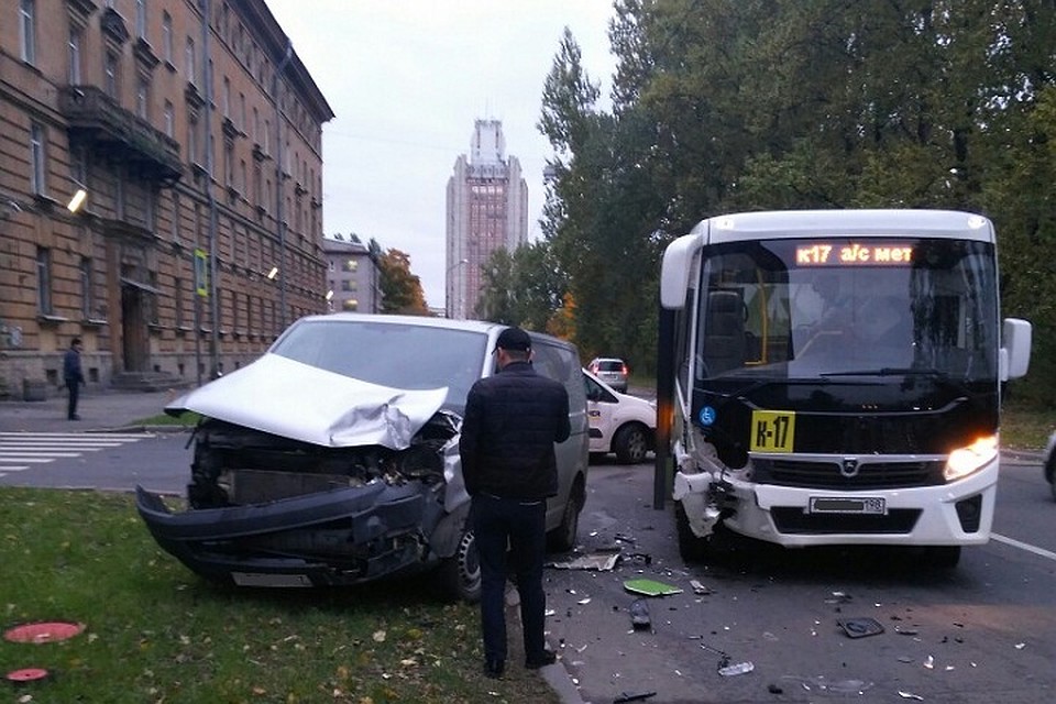 В Петербурге столкнулись маршрутка и микроавтобус. Фото: vk.com/spb_today