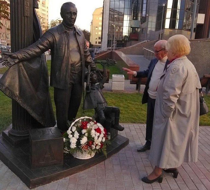 Памятник Юрию Киселеву у саратовского ТЮЗа