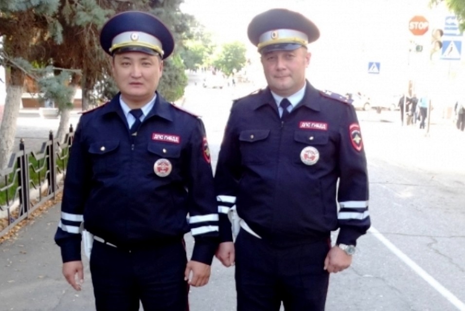 Два лейтенанта доставили астраханку в роддом вовремя. Фото ГУ МВД по Астраханской области.