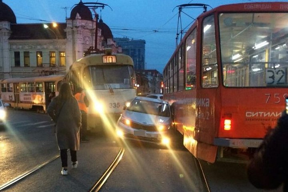 Через несколько минут после ДТП движение составов возобновилось. Фото: Инцидент.Екатеринбург, vk.com