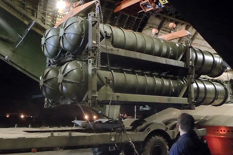 Сирия. Латакия. Выгрузка зенитного ракетного комплекса С-300 из самолета Ан-124-100 "Руслан" на российской авиабазе Хмеймим. ФОТО пресс-служба Министерства обороны РФ/ТАСС