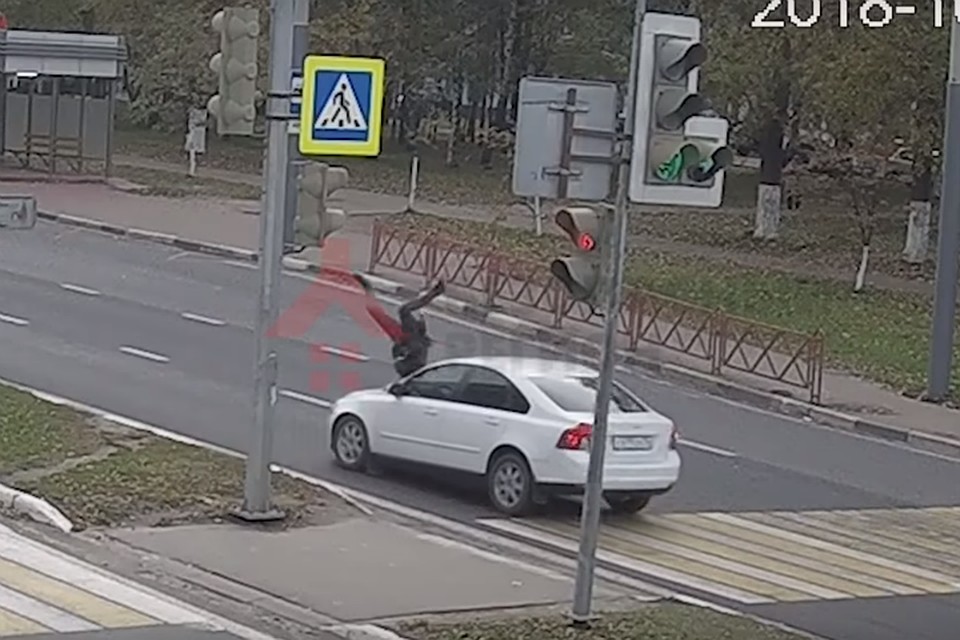 На Московском проспекте сбили 14-летнюю девочку. Фото: стоп-кадр с видео "Ярнет".