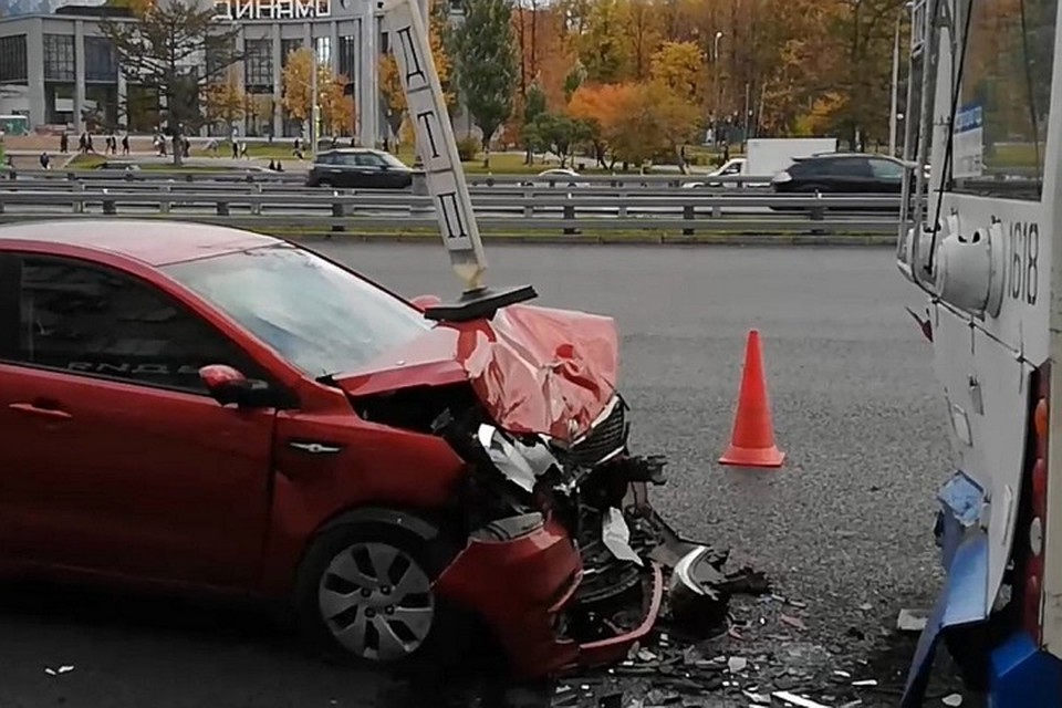 Два человека пострадали в ДТП с троллейбусом на севере Москвы