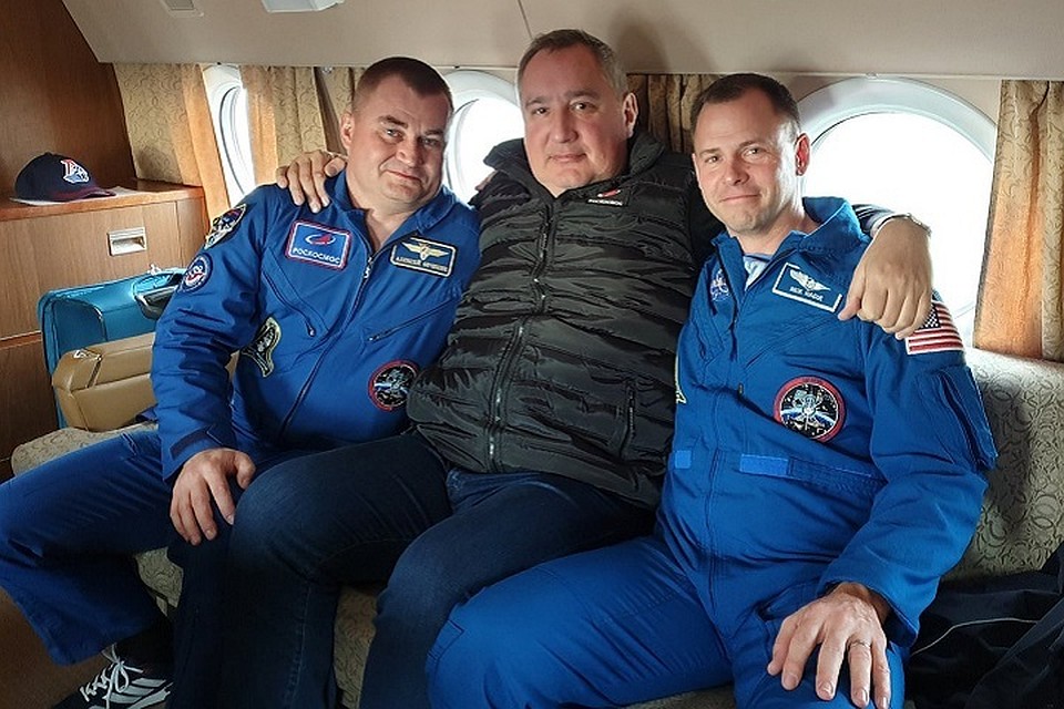 Глава Роскосмоса Дмитрий Рогозин (в центре) с российским космонавтом Алексеем Овчининым и астронавтом NASA Ником Хейгом. Фото: twitter.com/@Rogozin