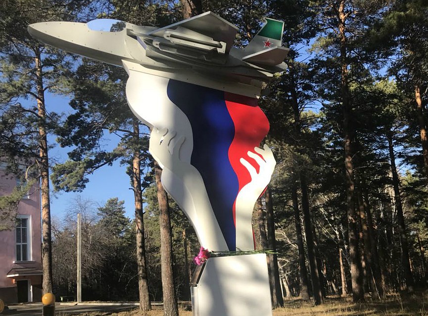 В Черемхово открыли памятник погибшему в Сирии летчику. Фото: пресс-служба города Черемхова.