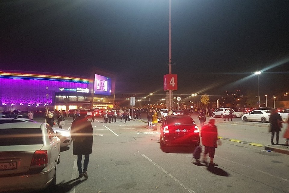 В Петербурге по «техническим причинам» эвакуировали ТРК «Радуга». Фото:vk.com/spb_today