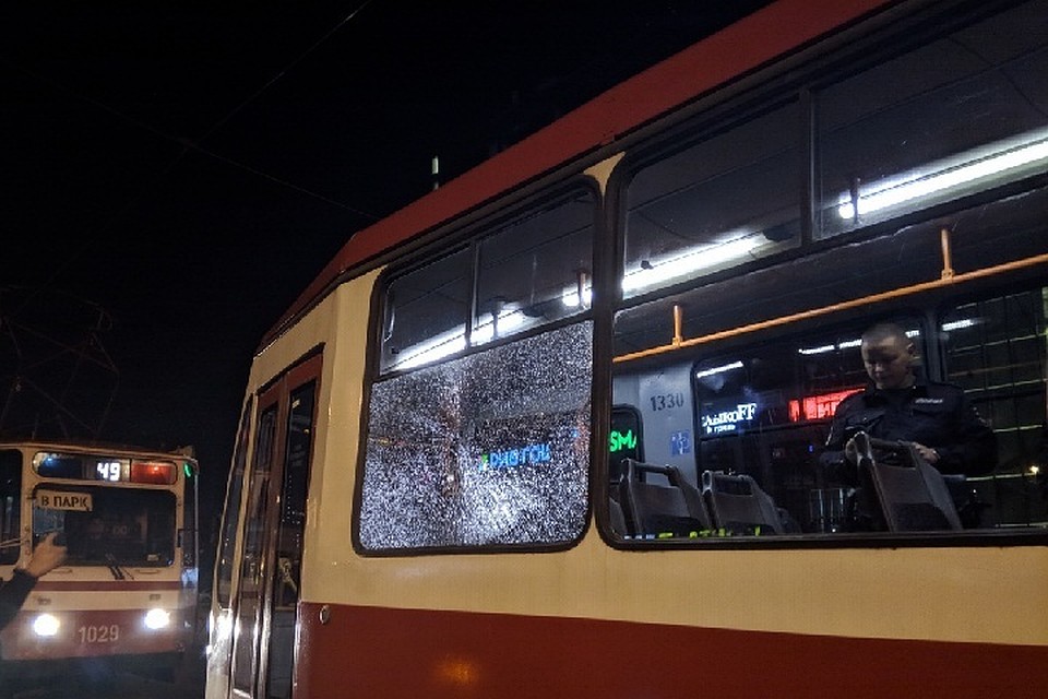 В Петербурге неизвестные обстреляли два трамвая с пассажирами. Фото: vk.com/spb_today