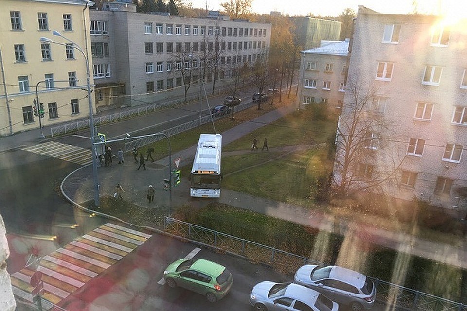 Под Петербургом рейсовый автобус ехал по тротуару и там же высаживал пассажиров. Фото: vk.com/spb_today
