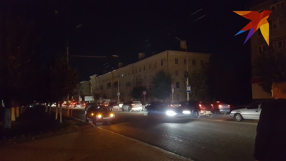 Время авария выбрала крайне неудачное - в шесть вечера пятницы здесь традиционно интенсивное движение