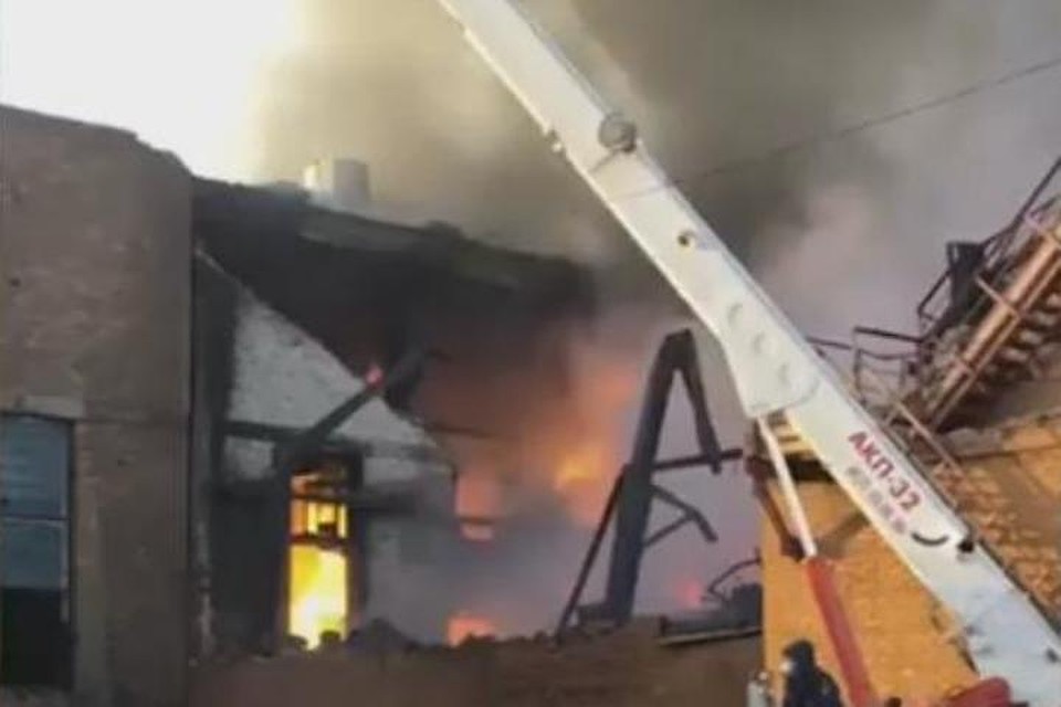 На горящем заводе во Владикавказе возникла угроза взрыва
