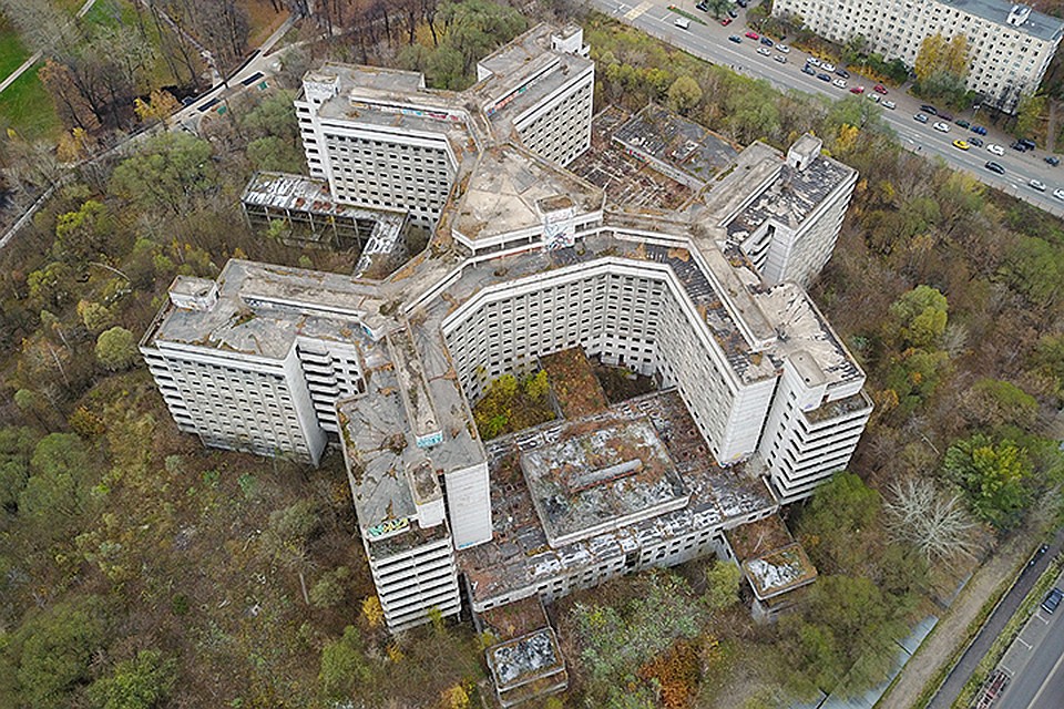 В 2016 году столичные власти приняли решение о сносе долгостроя
