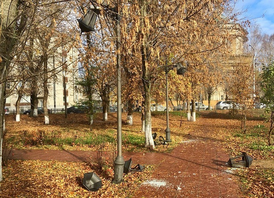 Вандалы испортили фонари Фото: ТИА