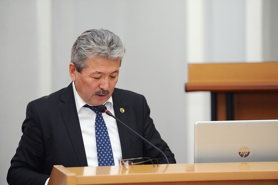 Министр финансов КР Адылбек Касымалиев выступил с докладом.