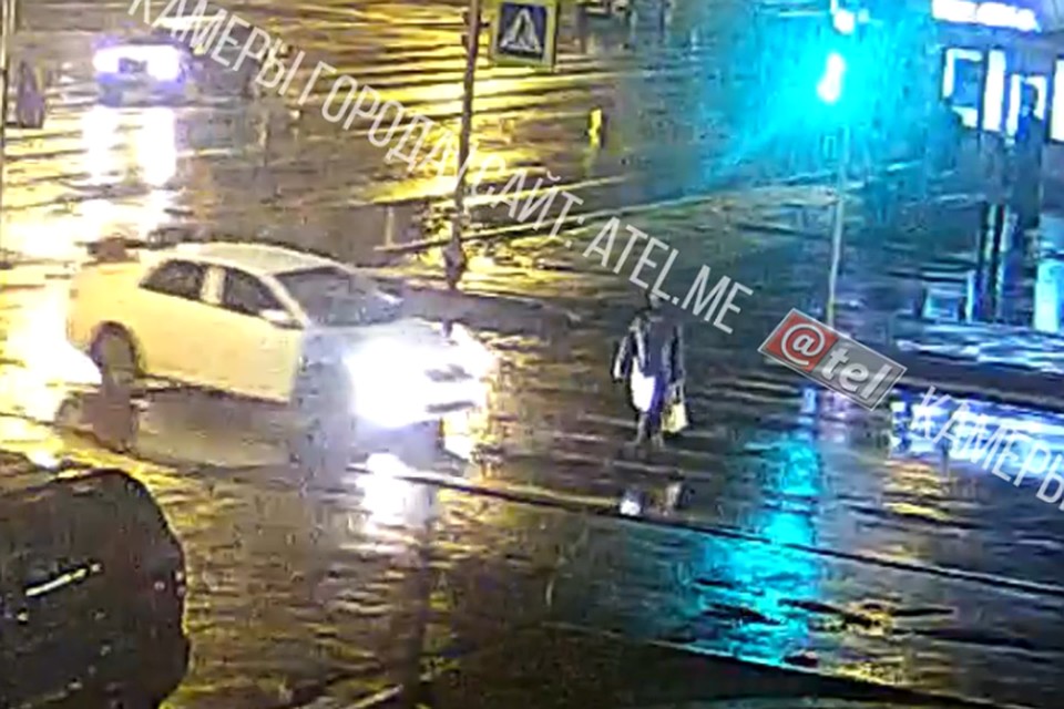 На видео ясно видно, какого цвета был светофор