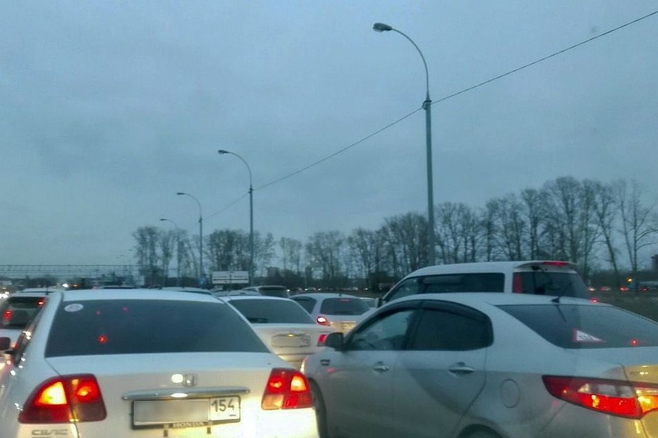 Водители встали в пробку в Кировском районе - не работает светофор.