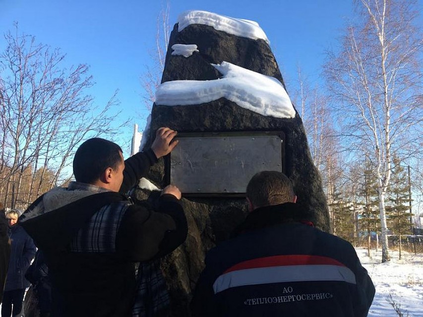 Письмо, запечатанное в капсулу, извлекли из каменной глыбы, установленной на площади Победы.