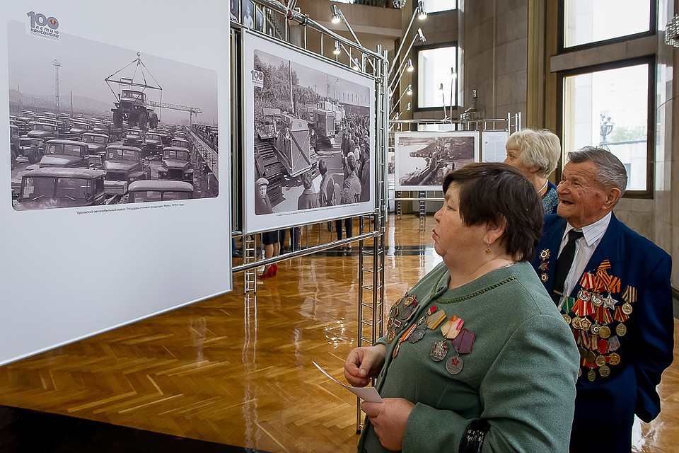 Выставка фотографий о ВЛКСМ.