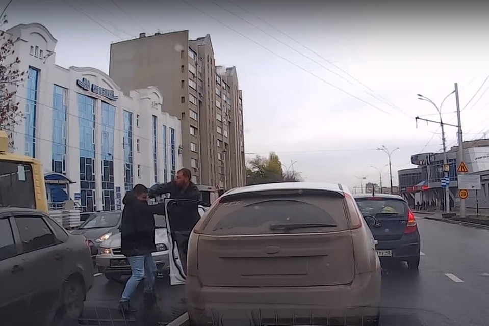 Водитель решил наказать автохама прямо на проезжей части