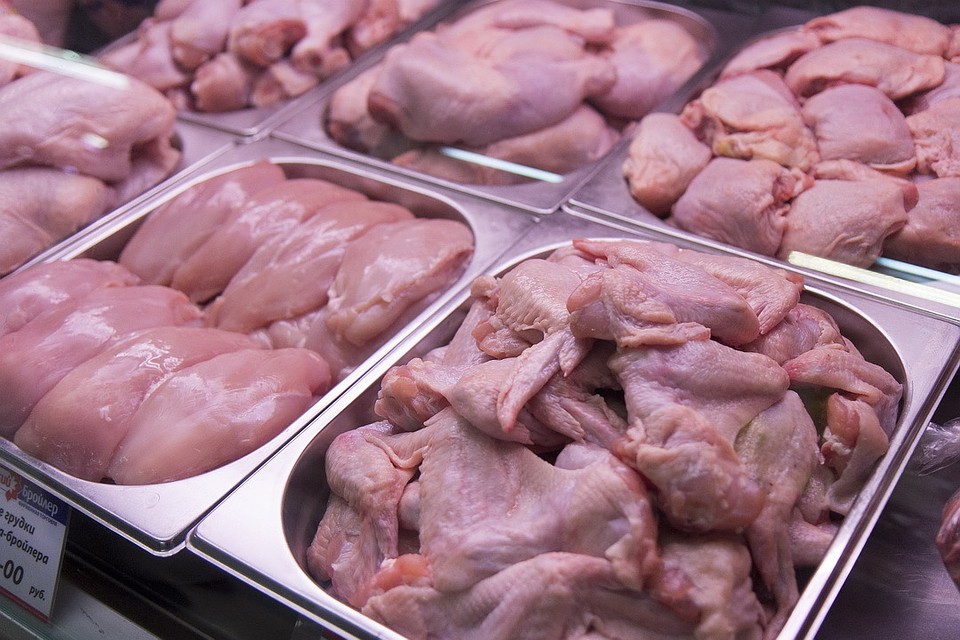 Некачественное мясо могло попасть на столы детских садов и школ Островского района.