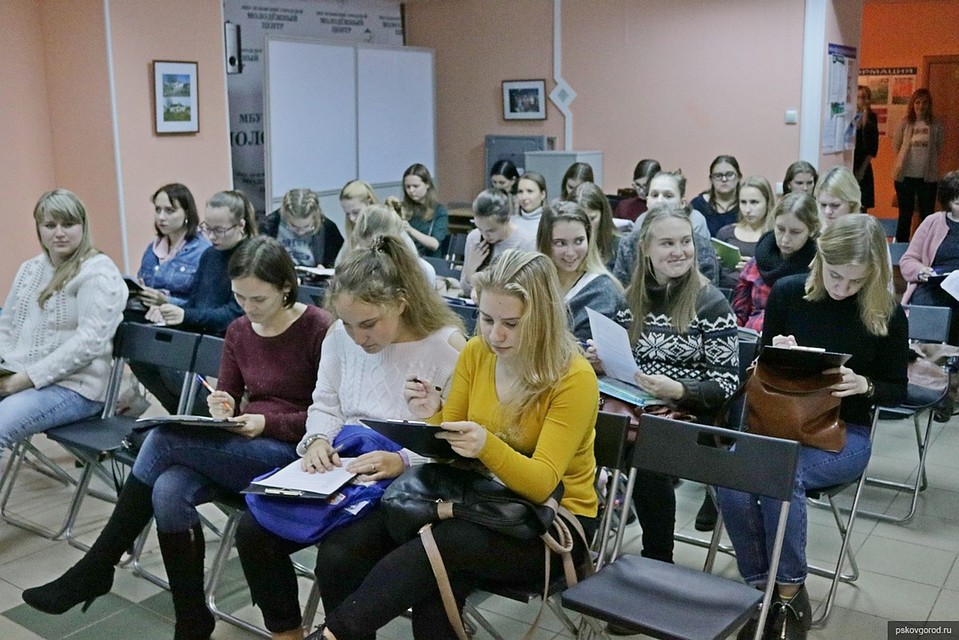 Задача волонтёров – сориентировать гостей города в приуроченных к празднику событиях, оказать помощь в индивидуальных, частных ситуациях. Фото: пресс-служба Псковского городского молодёжного центра