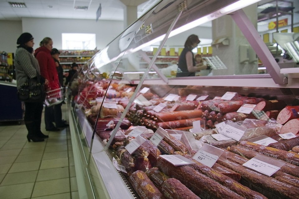 Нарушитель хотел украсть различные продукты питания из торгового зала.