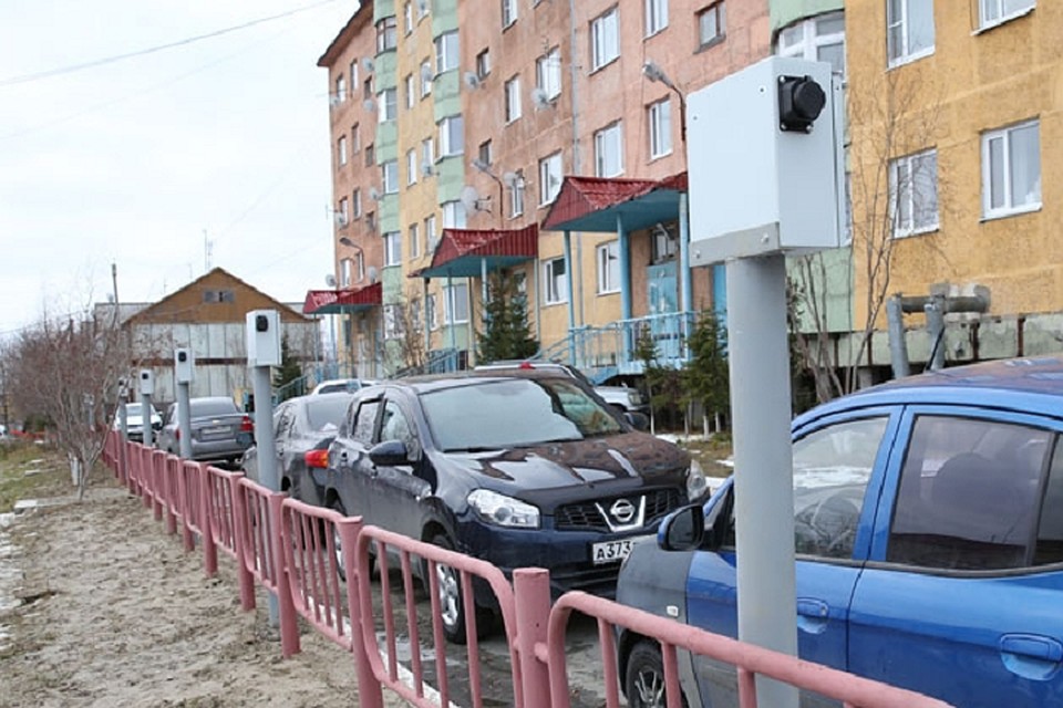 В Лабытнанги во дворе пятиэтажки появились электроколонки для безопасного подогрева машин Фото: lbt.yanao.ru