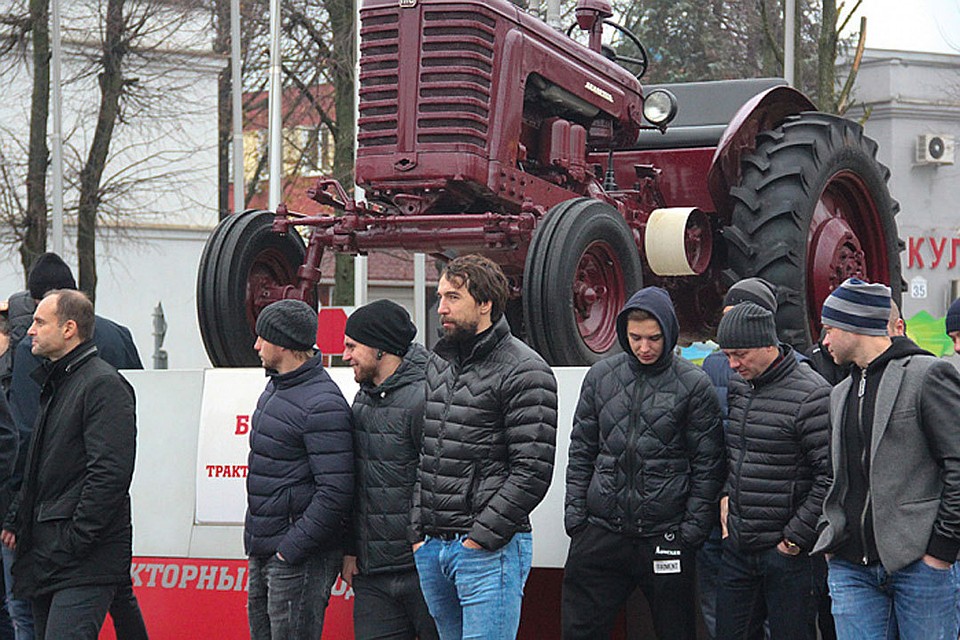 Хоккеисты посмотрели трудовые будни рабочих на заводе. Фото: hcdinamo.by