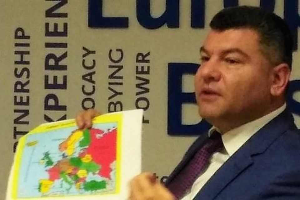 Глава "Укртрансбезопасности" Михаил Ноняк показывает карту с российским Крымом