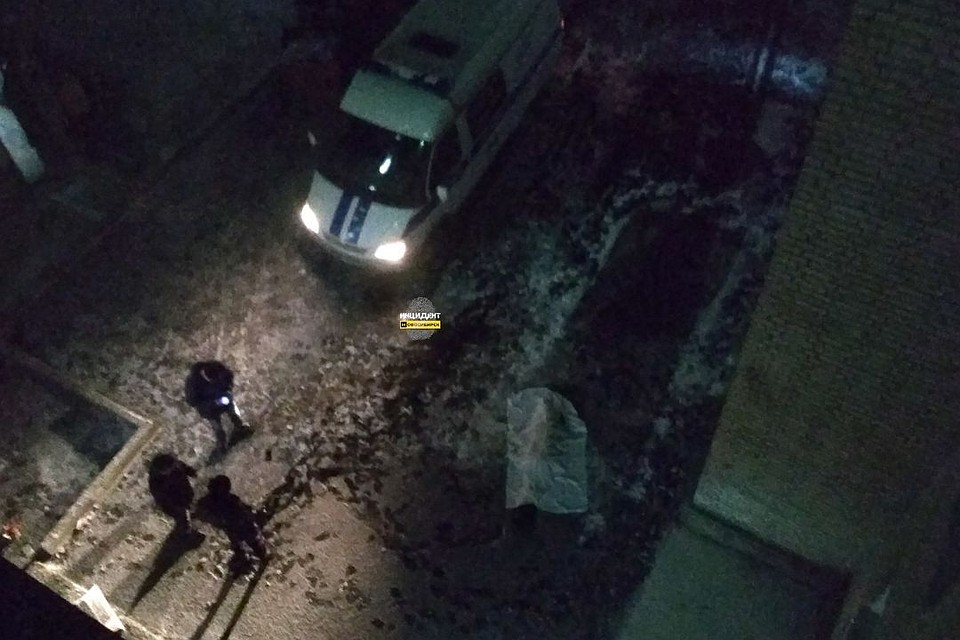 35-летнюю жительницу Академгородка нашли под окнами общежития НГУ. Фото: "Инцидент.Новосибирск".
