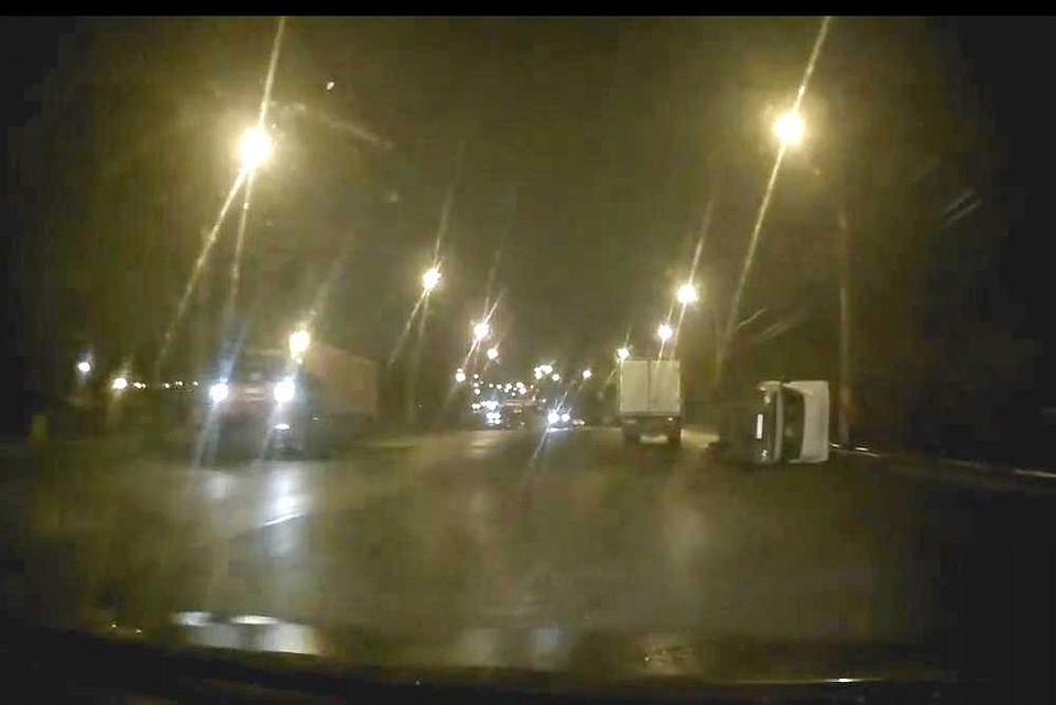 После аварии приехал грузовик с песком