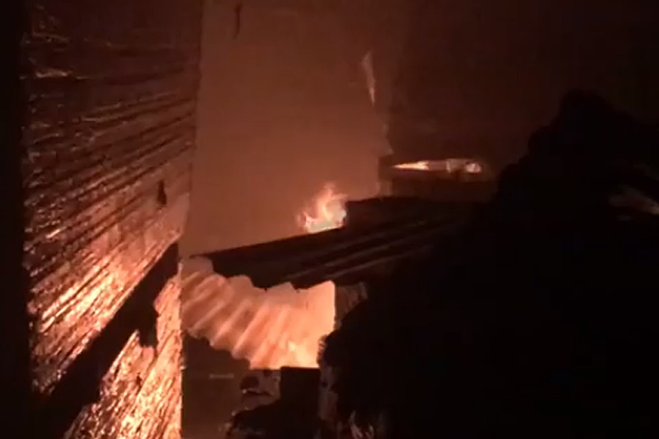 Огонь полыхал на площади 820 квадратных метров.