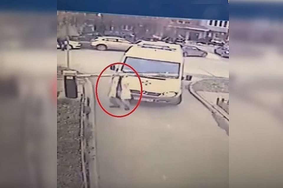 Видео инцидента вызвало широко обсуждение. Недовольны остались жильцы дома, шлагбаум которого сломали. Фото: скриншот видео