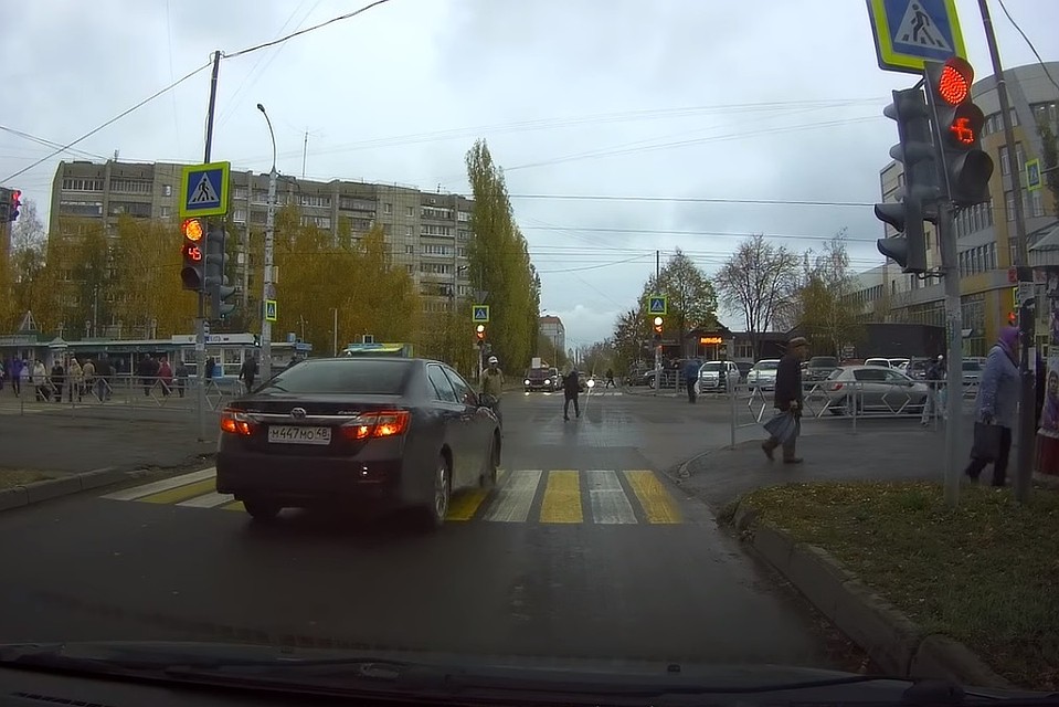На красный мимо пешеходов