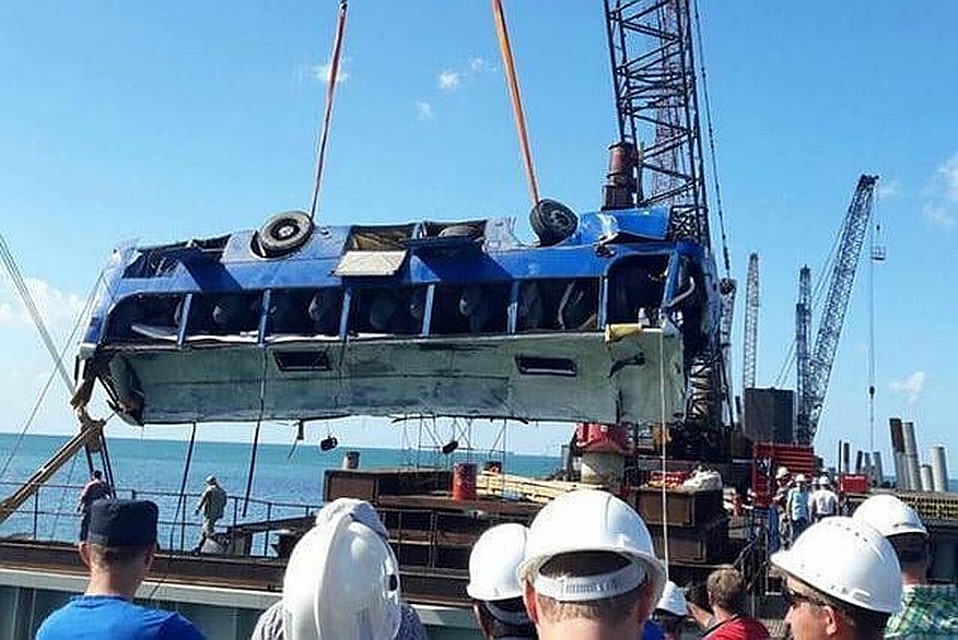 В Китае из-за конфликта водителя с пассажирами автобус упал в реку