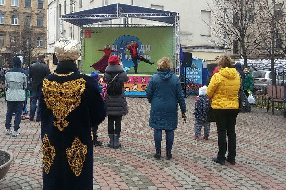 В Петербурге с песнями, плясками и индейцами начали отмечать День народного единства.